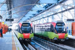 Los trenes de la línea ferroviaria elevada Cau Giay-Nhon circulan puntualmente, facilitando los desplazamientos de los ciudadanos. (Foto: VNA)
