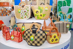 Productos elaborados con materiales ecológicos como bolsos de junco y pajitas de hierba de la Cooperativa de Mujeres de Phu My, provincia de An Giang. Foto: VNA