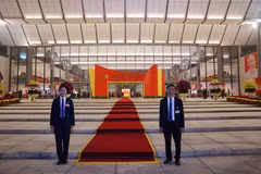Personal de seguridad realiza sus funciones en el vestíbulo principal del Centro Nacional de Convenciones. Foto: VNA