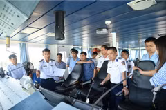 Guardacostas vietnamitas en primera línea contra la pesca ilegal e infracciones marítimas. (Foto: VNA)