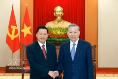 El secretario general del Partido Comunista de Vietnam, To Lam, recibe al ministro de Seguridad Pública de Laos, coronel general Vanthong Kongmany. (Foto: VNA)