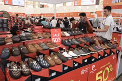 Productos de calzado de Vietnam en la Feria de Otoño 2025. (Foto: VNA)