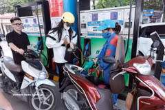 Una gasolinera de PVOIL en el 1 de junio de 2026, fecha en la que inicia la comercialización obligatoria de la gasolina biológica E10 en todo el territorio de Vietnam. (Foto: VNA)