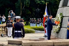 El secretario general del Comité Central del Partido Comunista de Vietnam (PCV) y presidente del país, To Lam, deposita ofrenda floral en Monumento al héroe nacional José Rizal de Filipinas. (Foto: VNA)