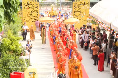 La solemne ceremonia con motivo del nacimiento de Buda en el año budista 2570 (Vesak 2026) en la pagoda Phat Tich, en Vientiane, Laos. (Foto: VNA)