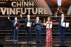 El presidente de la Asamblea Nacional de Vietnam, Tran Thanh Man, entrega el Premio VinFuture. (Foto: VNA)
