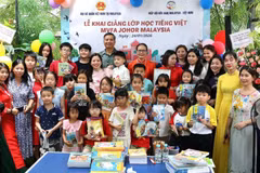 El embajador de Vietnam en Malasia, Dinh Ngọc Linh, la presidenta de la Asociación de Amistad Malasia–Vietnam y fundadora del Club de Lengua Vietnamita, Tran Thi Chang. y estudiantes de idioma vietnamita en Malasia. (Foto: VNA)