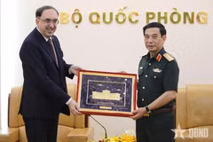 El viceprimer ministro y titular de Defensa de Vietnam, general Phan Van Giang, recibe al embajador de Armenia, Suren Baghdasaryan. (Foto: qdnd.vn)