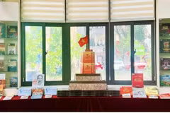 Hanoi exhibe cientos de documentos, libros y periódicos sobre Revolución de Agosto (Foto: TTVNTV)