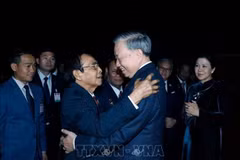 Bounthong Chitmany, miembro del Buró Político y permanente del Secretariado del Comité Central del Partido Popular Revolucionario de Laos (PPRL) y vicepresidente de ese país, recibe al ecretario general del Partido Comunista de Vietnam (PCV), To Lam. (Fuente: VNA)