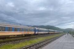 Trenes de pasajeros suspendidos y más de 21.000 boletos reembolsados por lluvias en centro de Vietnam. (Foto: VNA)