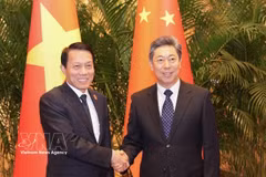 El ministro vietnamita de Seguridad Pública, general Luong Tam Quang, (izquierda) y Chen Wenqing, miembro del Buró Político y secretario de la Comisión de Asuntos Políticos y Legales del Comité Central del Partido Comunista de China. (Foto: VNA)