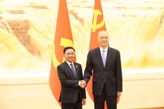Tran Cam Tu, miembro del Buró Político y permanente del Secretariado del Comité Central del Partido Comunista de Vietnam (izquierda), y Cai Qi, integrante del Comité Permanente del Buró Político, secretario del Secretariado del Comité Central del Partido Comunista de China y director de su Oficina General. (Foto: VNA)