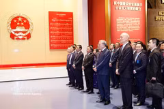 Líder vietnamita visita Museo de Historia del Partido Comunista de China (Foto: VNA)