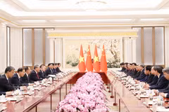 El secretario general del Partido Comunista y presidente de Vietnam, To Lam, sostiene en Beijing un encuentro con el primer ministro del Consejo de Estado de China, Li Qiang. (Foto: VNA)