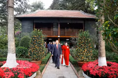 El secretario general del Partido Comunista de Vietnam, To Lam, visita la Casa 67 en el Complejo Conmemorativo del Presidente Ho Chi Minh en el Palacio Presidencial (Foto: VNA)