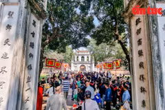 El sitio histórico de Van Mieu - Quoc Tu Giam (Templo de la Literatura) es siempre un punto de gran atracción para los visitantes al comienzo de la primavera. (Foto: VNA)