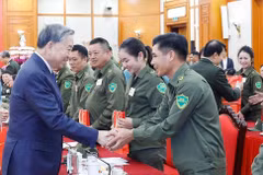 El secretario general del Partido Comunista de Vietnam, To Lam, con individuos y colectivos ejemplares de las fuerzas que participan en la protección de la seguridad y el orden a nivel de base en todo el país. (Foto: VNA)