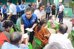 Una delegación de Ciudad Ho Chi Minh, encabezada por Nguyen Phuoc Loc, vicesecretario del Comité del Partido municipal y titular del Comité del Frente de la Patria de Vietnam en esta urbe sureña, entrega apoyos a damnificados por inundaciones en Hue. (Foto: VNA)