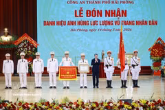 El primer ministro Le Minh Hung entrega el título de Héroe a la Policía de Hai Phong. (Foto: VNA)