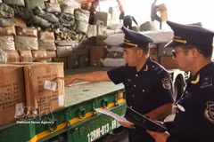 Las fuerzas de Aduanas realizan la inspección y el control de mercancías de importación y exportación en el Paso Fronterizo Internacional Huu Nghi (provincia de Lang Son). (Foto: VNA)