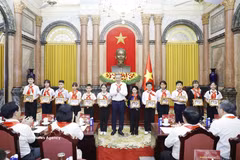 Máximo dirigente de Vietnam se reúne con jóvenes destacados (Foto: VNA)