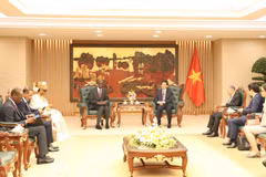El viceprimer ministro y titular de Defensa de Vietnam, Phan Van Giang, recibe al ministro y secretario general del Gobierno de Mauritania, Moctar Al Housseynou Lam. (Foto: baochinhphu.vn) 
