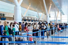 Pasajeros en aeropuerto Tan Son Nhat, en Ciudad Ho Chi Minh (Foto: VNA)
