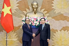El presidente de la Asamblea Nacional, Tran Thanh Man, recibe a fiscal general de Malasia, Tan Sri Mohd Dusuki Mokhtar. (Foto: VNA)