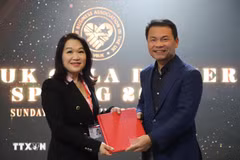 Nguyen Thi Li Le, presidenta de VBUK, y Nguyen Thanh Vinh, presidente de VBAB (Foto: VNA)