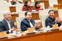 El presidente de la Asamblea Nacional, Tran Thanh Man, y el vicepresidente permanente del Parlamento, Do Van Chien en la conferencia (Foto: VNA)