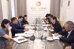 El viceministro permanente de Relaciones Exteriores, Nguyen Minh Vu, recibe a representantes de la empresa japonesa Idemitsu Kosan Co. Ltd. (Foto: Cancillería)