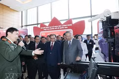 El secretario general del Partido, To Lam, visita un stand en una conferencia nacional sobre avances en ciencia y tecnología, innovación y transformación digital nacional. (Foto: VNA)