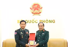 El coronel general Phung Si Tan, subjefe del Estado Mayor General del Ejército Popular de Vietnam, y el general Phom Nara, secretario general del Comité Nacional de Armas Químicas de Camboya. (Foto: VNA)