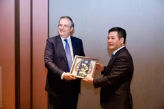 El ministro vietnamita de Industria y Comercio, Nguyen Hong Dien, y el ministro mexicano de Economía, Marcelo Ebrard Casaubon. (Foto: VNA)