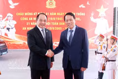 El ministro de Seguridad Pública de Vietnam, Luong Tam Quang, (derecha) y el asesor del Consejo de Seguridad Nacional de Filipinas, Eduardo S.L. Oban Jr. (Foto: VNA)