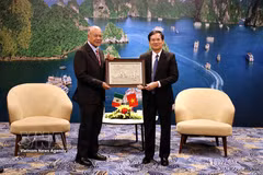 La provincia de Quang Ninh entrega obsequio a la delegación del Partido del Trabajo (PT) de México. (Foto: VNA)
