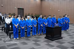 Los acusados en el juicio. (Foto: VNA)