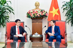 El vicecanciller vietnamita Ngo Le Van (derecha) y el presidente del Instituto de Investigación Económica para la ASEAN y Asia Oriental (ERIA), Watanabe Tetsuya. (Foto: VNA)