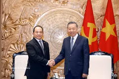 El secretario general del Partido y presidente de Vietnam, To Lam, (derecha) recibe al asesor del Consejo de Seguridad Nacional de Filipinas, Eduardo S.L. Oban Jr. (Foto: VNA)