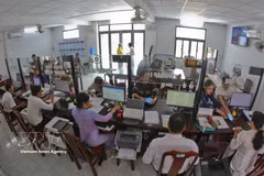 Habitantes realizan trámites administrativos en el Centro de Servicio Público de la comuna de Hoa Tien, en la ciudad de Can Tho. (Foto: VNA)