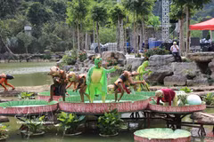 Espectáculos escénicos en provincia vietnamita cautivan al turismo internacional (Foto: VNA)