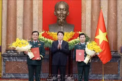 El presidente de Vietnam, Luong Cuong, en su calidad de jefe del Consejo de Defensa y Seguridad Nacional y Comandante en Jefe de las Fuerzas Armadas, presidió hoy una ceremonia para ascender a dos altos oficiales del Ministerio de Defensa al rango de Coronel General. (Foto: VNA)