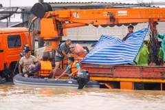 Equipos de rescate evacuan a residentes de zonas inundadas tras las fuertes lluvias en Hat Yai, provincia tailandesa de Songkhla. (Foto: Xinhua/VNA)