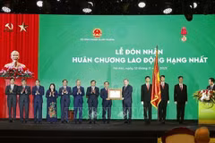 El secretario general del Partido Comunista de Vietnam, To Lam, otorga la Orden del Trabajo de primera clase al Ministerio de Agricultura y Medio Ambiente. (Foto: VNA) 