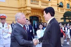 El presidente de Vietnam, Luong Cuong, recibe al Rey de Jordania, Abdullah II bin Al Hussein. (Foto: VNA)