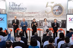 La ceremonia inaugural de la exposición fotográfica “La diplomacia a través del lente: 50 años de relaciones entre Tailandia y Vietnam”. (Foto: VNA)