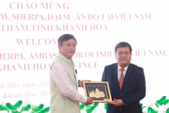 El secretario del Comité del Partido de la provincia de Khanh Hoa, Tran Phong, se reúne con el embajador de la India en Vietnam, Tshering Wangchuk Sherpa. (Foto: VNA)