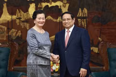 El primer ministro de Vietnam, Pham Minh Chinh, y la embajadora de Camboya, Chea Kimtha (Foto: VNA)