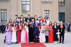 El encuentro entre el secretario general del Partido Comunista y presidente de Vietnam, To Lam, y la comunidad de compatriotas residentes en Beijing, China. (Foto: VNA)